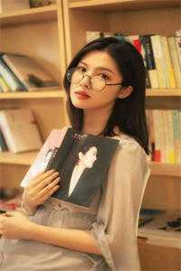 精品推介穿书后，她在冷情大疯批心头蹦迪