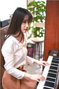 热门作品被拉去当替身？我靠绝世名曲转正了