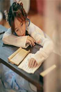 畅销书籍强吻女师尊后，她为我强行续命