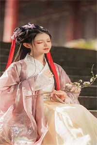 畅销巨著沙雕女配穿书后，成了黑红第一人