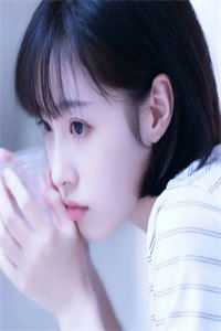 小说穿书后，清冷影帝求着我要亲