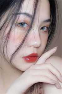 火光中吻她