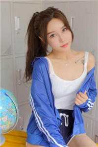 门杂乱的房间里