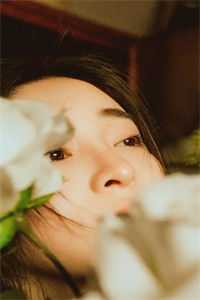 成亲当天，夫君的宠妾假孕流产要争宠