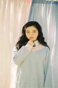 河边有人在唱歌