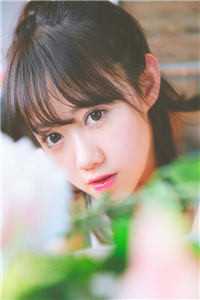 相寻梦里路，飞雨落花中
