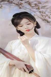 他身穿休闲服
