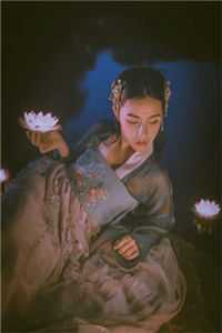和女帝姐姐一个胎，我把她挤早产了