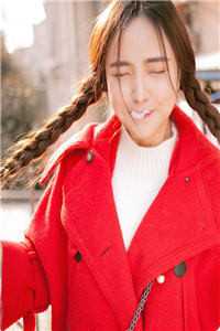 白雪平坦的小腹