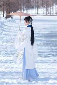 一场山洪，她火遍全网