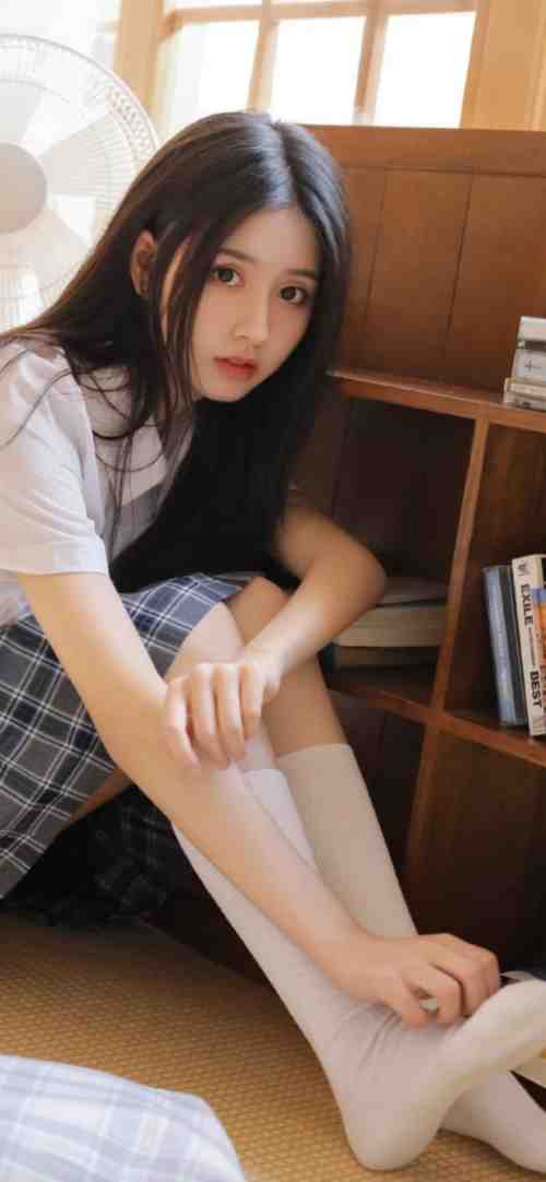 俊郎模样身着白蓝色校服