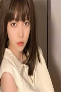 一个穿的十分中性的女生
