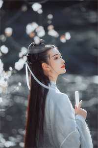 小翠手里的鞭子厉声