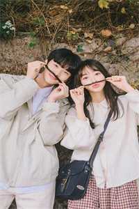 桌面的那个女孩