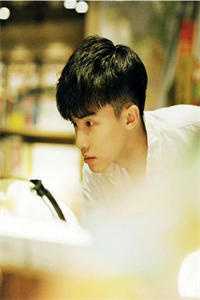 爱与权力间的觉醒救赎